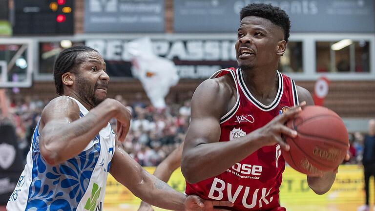 Erste Aktion: ein Schrittfehler. Erster Wurf: ein verwandelter Dreier: Junior Etou (rechts, im Zweikampf mit dem Frankfurter Quantez Robertson) legte eine sehr ordentliche Premierenvorstellung im Basketsleibchen aufs Parkett