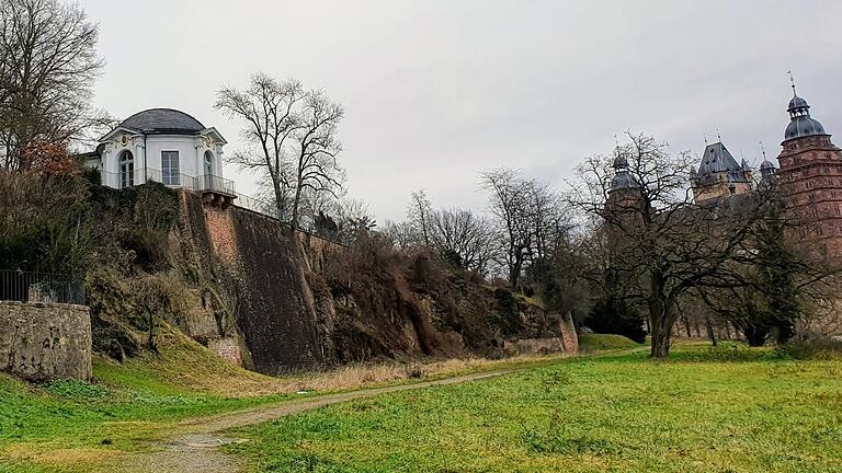 Tatort des Mordes: Der Schlosspark in Aschaffenburg. Hier soll der Mörder 1979 das sterbende Mädchen 15 Meter in die Tiefe gestoßen haben.