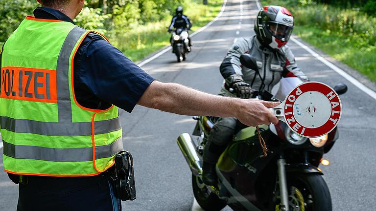 Der Bundesrat fordert härtere Strafen, Grenzwerte bei der Lautstärke und zeitliche Fahrverbote für Motorradfahrer. Auch in Unterfranken gibt es deswegen Proteste.