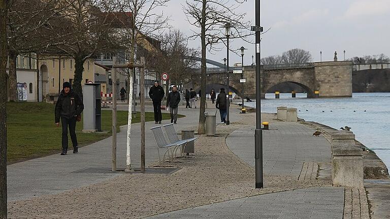 Ein Ort mit hoher Aufenthaltsqualität: An der Mainpromenade fühlen sich die Kitzinger laut Umfrage wohl &ndash; zumindest am Tag. Mit Einbruch der Dunkelheit sinken die Zustimmungswerte.Fotos: R. Dieter