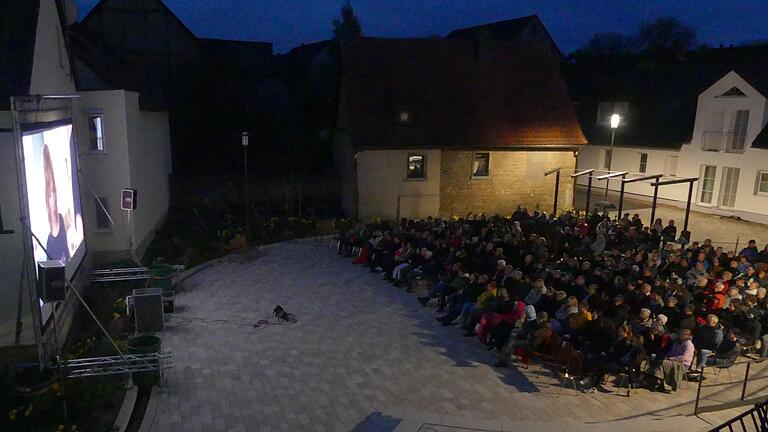 Frühlingsflimmern: An zwei Tagen gab es Freilichtkino, auf dem neuen Vasbühler Dorfplatz.