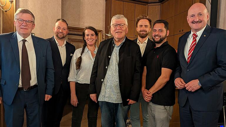 Zur Geburtstagsfeier des ehemaligen Bundestagsabgeordneten Frank Hofmann hatte die SPD Unterfranken nach Volkach ins Schelfenhaus eingeladen. Das Bild zeigt (von links) MdL Volkmar Halbleib, MdB Markus Hümpfer, Eva-Maria Weimann aus dem Landesvorstand, Frank Hofmann, Referent Julian Müller-Kaler, Europakandidat Tanyel Tas und Bezirksvorsitzenden MdB Bernd Rützel.