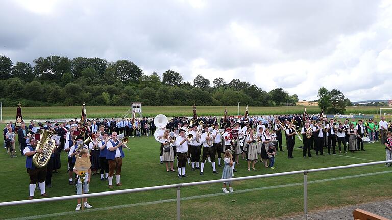 Mit einem Gemeinschaftschor der Musikkapellen und aller Festzugteilnehmer wurde auf dem Sportplatz unter anderem das Frankenlied zelebriert. Mit einem Gemeinschaftschor der Musikkapellen und aller Festzugteilnehmer wurde auf dem Sportplatz unter anderem das Frankenlied zelebriert.