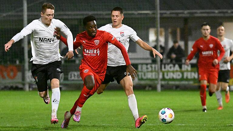 Buchbachs Daniel Muteba (Mitte) setzt sich in dieser Situation gegen Loris Maier (links) und Lukas Mrozek (rechts) vom TSV Aubstadt durch. Buchbachs Daniel Muteba (Mitte) setzt sich in dieser Situation gegen Loris Maier (links) und Lukas Mrozek (rechts) vom TSV Aubstadt durch. 