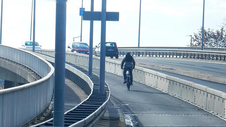 Optimal, aber nur während der Bauarbeiten: Die Fahrradspur über die Franz-Josef-Strauß-Brücke.