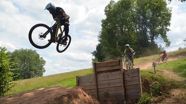 Fliegen mit zwei Rädern: Waghalsige Sprünge legen die Mountainbiker im Bikepark in Frammersbach hin.