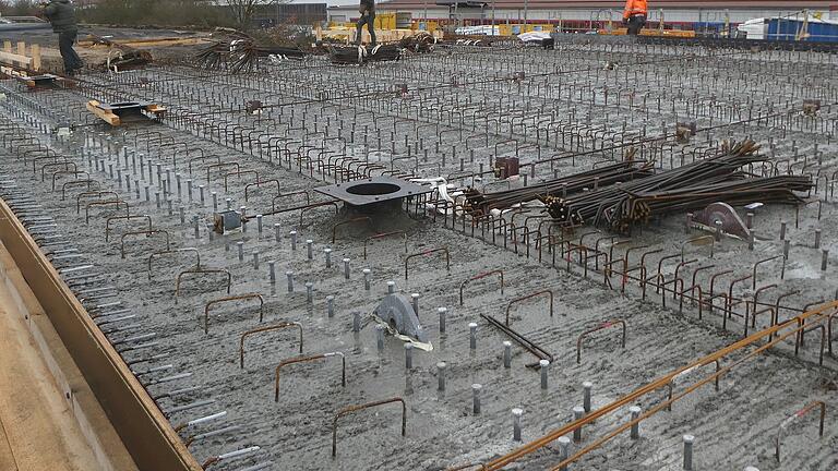 Als Stahlbeton-Verbund wurde die mittlerweile fertige B 286-Brücke über die Heidenfelder Straße bei Schwebheim gebaut. Auf die angelieferten Halbfertigteile wurde vor Ort weiterer Beton gegossen.