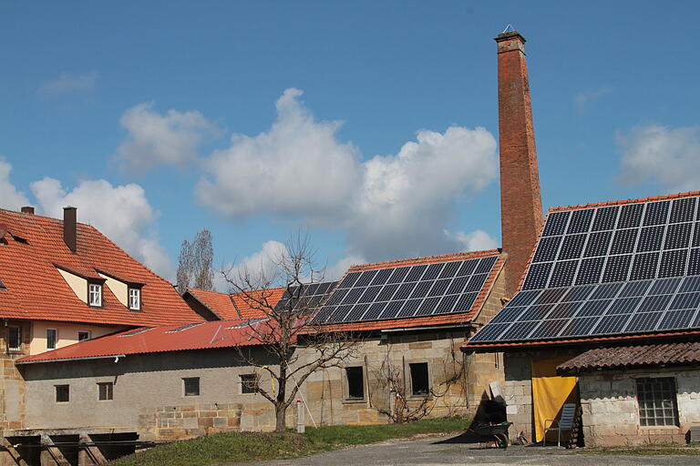 Die Photovoltaikanlage auf den Dächern wurde im letzten Jahr vom alten Kamin aus in Mitleidenschaft gezogen. Die Photovoltaikanlage auf den Dächern wurde im letzten Jahr vom alten Kamin aus in Mitleidenschaft gezogen.