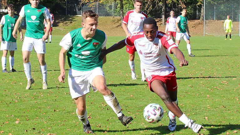 Schweinfurt Rechtsverteidiger Lucas Schneider (links) bot sich mit dem individuell stärksten Regensburger Donlan Osei-Tutu heiße Duelle.