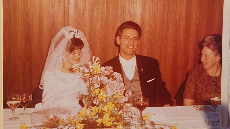 Hochzeit von Horst und Ingrid Hornung 1964 - Am 29. Dezember 1964 heirateten die Hornungs, nachdem sie sich auf einem Ball kennengelernt hatten. Hochzeit von Horst und Ingrid Hornung 1964 - Am 29. Dezember 1964 heirateten die Hornungs, nachdem sie sich auf einem Ball kennengelernt hatten.