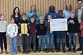 Auf dem Foto (hintere Reihe): Stefanie Götzelmann, Carolin Schraut, André Mabiala, Monika Obermeier-Giehl, Markus Schenk; (vordere Reihe): Schülerinnen und Schüler der Grundschule Eibelstadt.