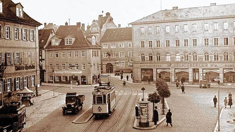 Ausstellung über die Familie Seligsberger im Johanna-Stahl-Zentrum       -  (lena)   Seligsberger &ndash; eine jüdische Familie und ihr Möbel- und Antiquitätenhaus. Eine Ausstellung im Johanna-Stahl-Zentrum und ein Leitfaden durch die Schauräume im Mainfränkischen Museum Würzburg, ist von Freitag, 23. Oktober, bis 18. März zu sehen. Eröffnung ist am Donnerstag, 22. Oktober, um 18.30 Uhr, in Shalom Europa zu sehen. Ein Geschäft mitten in der Stadt, mit 50 Musterzimmern, Teppichen, Dekostoffen und der Kunst- und Antiquitätenhandlung direkt nebenan: Das war die Firma S. Seligsberger Witwe am Johanniterplatz. Hier fand das gehobene Publikum alles, womit man sich gerne die Wohnung ausstattete, von Stilmöbeln über moderne Möbel bis zu Gemälden, alten Statuen und feinen Fayencen. Gegründet hatte das Geschäft der Trödler und Altkleiderhändler Salomon Seligsberger. 1937 wurde sein Sohn Sigmund Seligsberger gezwungen, das Geschäft aufzuteilen und abzugeben, die Immobilien mussten unter Wert verkauft werden. Mit seiner Frau Sara floh er über Berlin in die Niederlande. Dort lebte die Familie seiner Schwester Katilie. Von Amsterdam wurde das Ehepaar wie auch ihr Sohn Ernst deportiert und ermordet. Der jüngere Sohn Leo starb als Patient der Assoziationsanstalt Schönbrunn bei Dachau an extremer Vernachlässigung. Im ersten Teil der Ausstellung lernen die Besucher die Familie kennen. Ein zweiter Teil erzählt die Geschichte der Firma und führt in die &bdquo;Raumkunst&ldquo; der damaligen Zeit ein. Möbelzeichnungen aus der Kunstschreinerei Hirnickel in Euerdorf (Lkr. Bad Kissingen) zeigen den handwerklichen Produktionsprozess. Antiquitäten, Kunst und Kunsthandwerk, das die Seligsbergers verkauften, wird als Teil der Ausstellung in den Schauräumen des Mainfränkischen Museums durch einen Leitfaden und durch eine besondere Kennzeichnung hervorgehoben. Zur Ausstellung erscheint eine reich illustrierte Begleitpublikation mit umfangreichen Rechercheergebnissen und einem Katalog der Sammlungen der Familie Seligsberger.