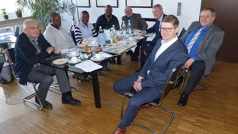 Die Delegation aus Tansania an der Bomhard-Schule: (im Uhrzeigersinn, beginnend vorne links) Dieter Gräf, Prof. Amini E. Kweka, Dr. Emmanuel Kileo, Godrick Lyimo, Winfried Malcher, Dr. Fred Zeller, Alfred Lockl und Philipp Specht. Die Delegation aus Tansania an der Bomhard-Schule: (im Uhrzeigersinn, beginnend vorne links) Dieter Gräf, Prof. Amini E. Kweka, Dr. Emmanuel Kileo, Godrick Lyimo, Winfried Malcher, Dr. Fred Zeller, Alfred Lockl und Philipp Specht.