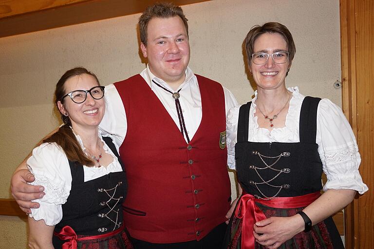 14 Jahre war Nicole König (rechts) Dirigentin der Blaskapelle des Musikvereins Heufurt. Vorsitzender Mirko Tradt dankte ihr für ihr Engagement um die Kapelle. Seinen Dank richtete er auch an Yvonne Mehler, die die Moderation des Jahreskonzertes übernommen hat. 14 Jahre war Nicole König (rechts) Dirigentin der Blaskapelle des Musikvereins Heufurt. Vorsitzender Mirko Tradt dankte ihr für ihr Engagement um die Kapelle. Seinen Dank richtete er auch an Yvonne Mehler, die die Moderation des Jahreskonzertes übernommen hat.