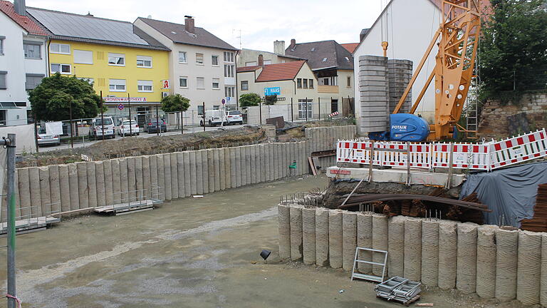 Nichts tut sich seit Monaten an der Baustelle für den Hotel-Neubau 'Wilder Mann' mitten in der Gerolzhöfer Altstadt. Der Stadtrat wird zunehmend ungeduldiger. Nichts tut sich seit Monaten an der Baustelle für den Hotel-Neubau 'Wilder Mann' mitten in der Gerolzhöfer Altstadt. Der Stadtrat wird zunehmend ungeduldiger.