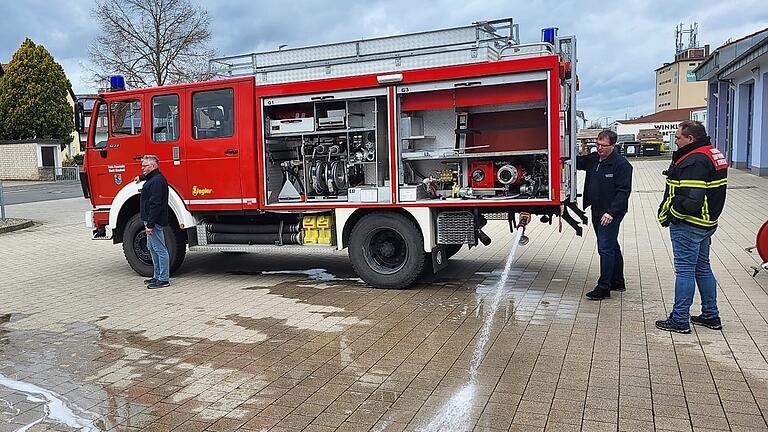 Das Feuerwehrfahrzeug aus Hirschaid hat die Uffenheimer Feuerwehr hergerichtet.