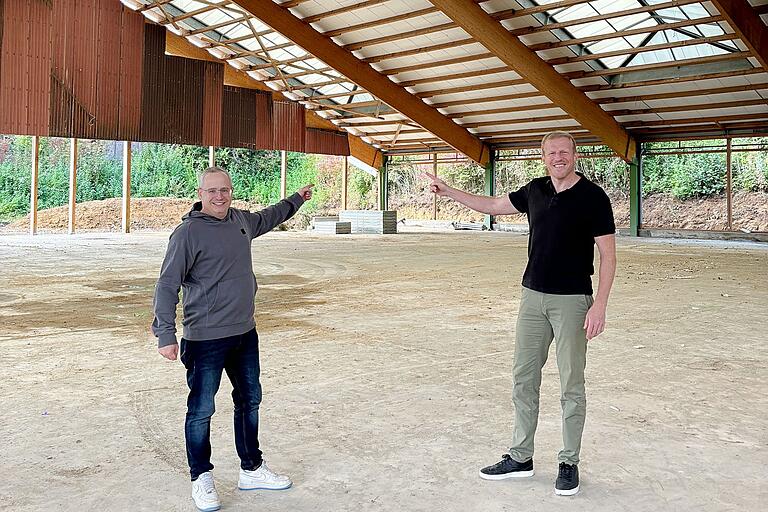 Investor Christian Schenk (links) und FIT/One Würzburg Baskets Geschäftsführer Steffen Liebler auf der Baustelle des künftigen Basketball-Trainingszentrums der VR-Bank Würzburg Baskets Akademie in Veitshöchheim.