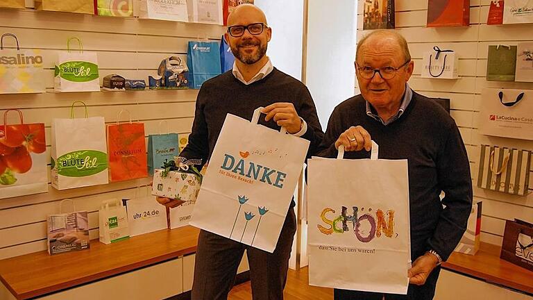 Seniorchef Herbert Seubert (rechts) und Steffen Seubert mit einem Dankeschön.