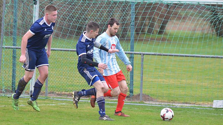 Niederwerrn/Oberwerrn verliert Kellerduell       -  Ein Schritt zu spät: Philipp Schubert (Niederwerrn/Oberwerrn, Mitte) kann den Eßlebener Michael Flockerzi nicht aufhalten.