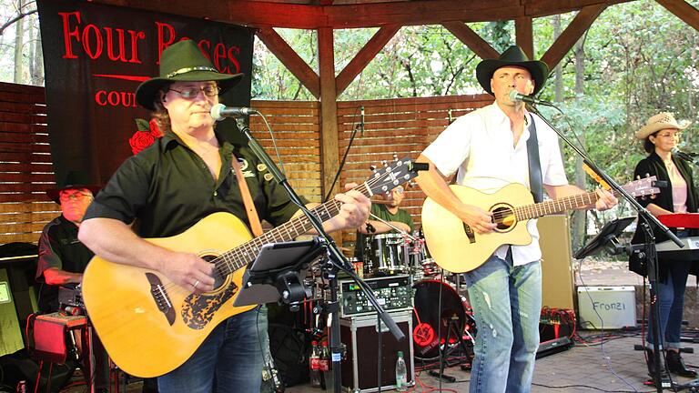 Die Band 'Four Roses' wird am Samstagabend erneut beim Stadtfest gastieren und das Publikum mit Countrymusik unterhalten.