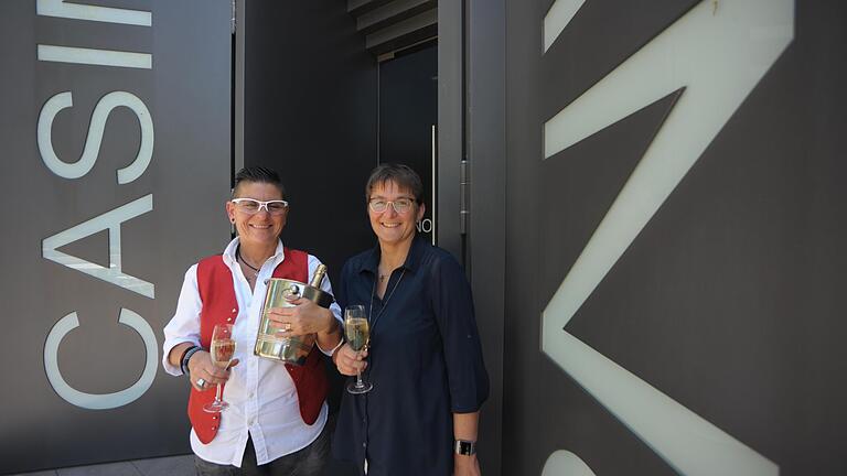 Marika Hoffmann (links) gibt die Spielbank-Gastronomie Ende Juli 2024 ab. Spielbankdirektorin Marina Klein (rechts) braucht einen Nachfolger. - Marika Hoffmann (links) gibt die Spielbank-Gastronomie Ende Juli 2024 ab. Spielbankdirektorin Marina Klein (rechts) braucht einen Nachfolger. Marika Hoffmann (links) gibt die Spielbank-Gastronomie Ende Juli 2024 ab. Spielbankdirektorin Marina Klein (rechts) braucht einen Nachfolger. - Marika Hoffmann (links) gibt die Spielbank-Gastronomie Ende Juli 2024 ab. Spielbankdirektorin Marina Klein (rechts) braucht einen Nachfolger.