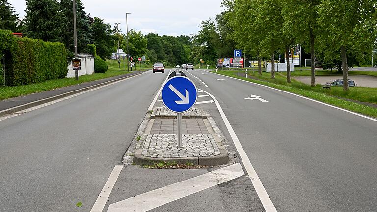 Der einzige Fußgängerüberweg in der Nähe liegt über 100 Meter von der Kreuzung Richtung Haßfurt ortsauswärts entfernt.