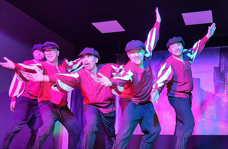 Das Männerballett 'Die Ramazottis' präsentierte beim Mittelalterspektakel in Rieden eine sagenhafte Tanzshow.