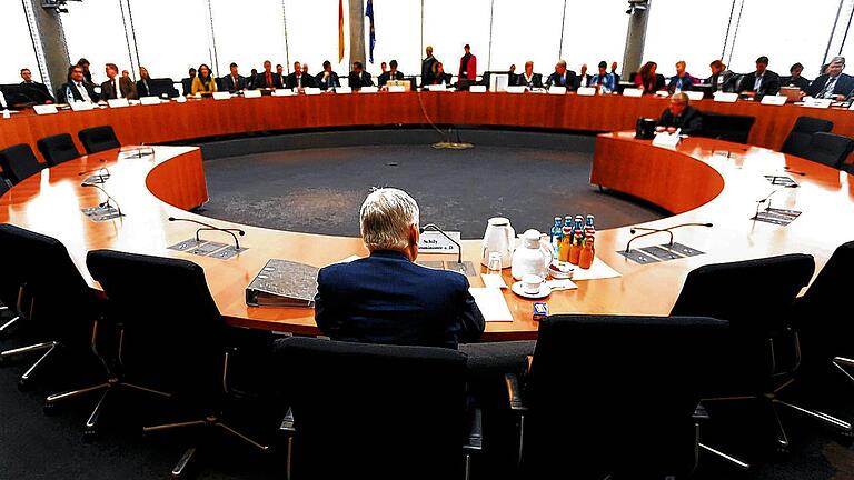 Befragung in großer Runde: Der ehemalige Bundesinnenminister Otto Schily vor dem Neonazi-Untersuchungsausschuss des Bundestages.