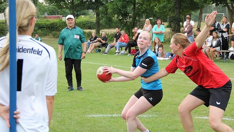 Oberndorfs Matchwinnerin Jana Herbert (am Ball) kann nicht werfen, weil sie von Heidenfelds Franziska Pfeuffer abgedeckt wird. Aus der Distanz traf sie aber insgesamt dreimal.