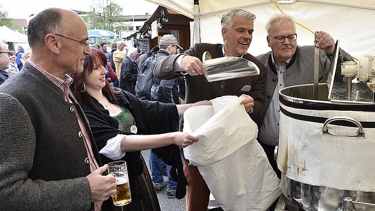 Sie halfen mit beim Bierbrauen vor Ort beim Zeller Stammtischbräu (von links): Landrat Wilhelm Schneider, Bierprinzessin Kerstin Friedrich, MdL Steffen Vogel und Königsbergs Bürgermeister Claus Bittenbrünn.