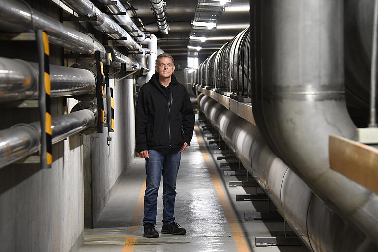 Geschäftsleiter Martin Michel im Tunnel unter der Kläranlage, in dem viele Kilometer Rohrleitungen die einzelnen Becken miteinander verbinden.