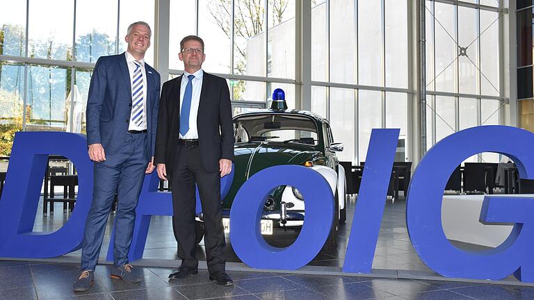 Nach 26 Jahren hat Hubert Froesch (Lohr, rechts im Bild) den Posten des Vorsitzenden des Bezirksverbandes Unterfranken der Deutschen Polizeigewerkschaft abgegeben. Als Ehrenvorsitzender und Pensionistenvertreter bleibt er der DPolG weiter erhalten. In Froeschs 'große Fußstapfen', wie er selbst betonte, tritt der 38-jährige Schwebheimer Thorsten Grimm. Hubert Froesch erhielt von allen Seiten sehr viel Lob für seine mehr als zweieinhalb Jahrzehnte geleistete Arbeit.