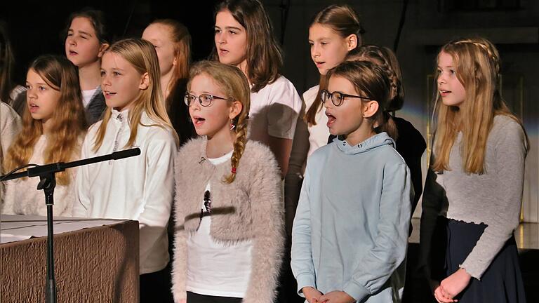 Voller Begeisterung führte unter der Leitung der Musiklehrerin Claudia von der Goltz der Chor der fünften bis siebten Klassen szenisch das Weihnachtsmusical 'Am Himmel geht ein Fenster auf' von Uli Führe auf.