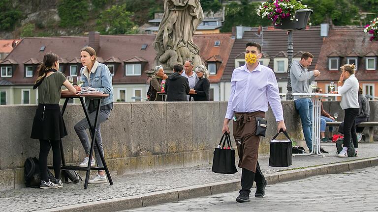 So wie hier sah es zwar auf der Alten Mainbrücke in den letzten zwei Wochen nicht immer aus, trotzdem sind Stadt und Wirte mit dem Betrieb zufrieden.