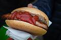 Das ist schonmal keine Kultur: Denn auf eine Bratwurst in Franken gehört Senf! Aber gehört eine Bratwurst zum Würzburger Hafensommer? Die Frage wird im Wahljahr 2023 heiß diskutiert.