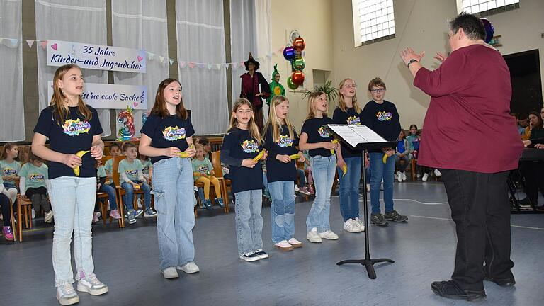 Bei der Feier zum 35-jährigen Jubiläum des Kinderchores des AGV Frammersbach sorgten auch die Teens unter Leitung von Claudia Ackermann für ein begeistertes Publikum. Im Hintergrund die Kleinsten des Kinderchores und der Musikalischen Früherziehung.&nbsp;