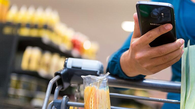 Auch beim Einkaufen ist das Handy immer dabei. Die einen vergleichen Preise. Andere werden vom Partner wie ferngesteuert herumgescheucht. Auch beim Einkaufen ist das Handy immer dabei. Die einen vergleichen Preise. Andere werden vom Partner wie ferngesteuert herumgescheucht. 