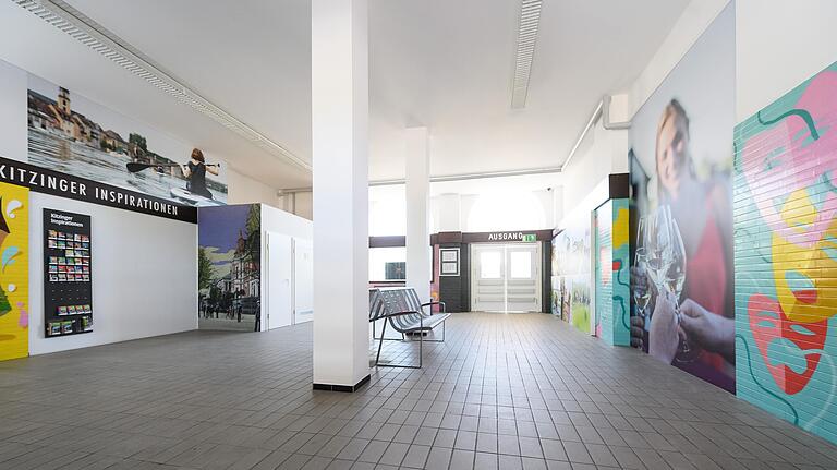 Die Durchgangshalle des Kitzinger Bahnhofs erstrahlt nach der Sanierung in frischem Weiß und bunten Graffiti. Die Durchgangshalle des Kitzinger Bahnhofs erstrahlt nach der Sanierung in frischem Weiß und bunten Graffiti.