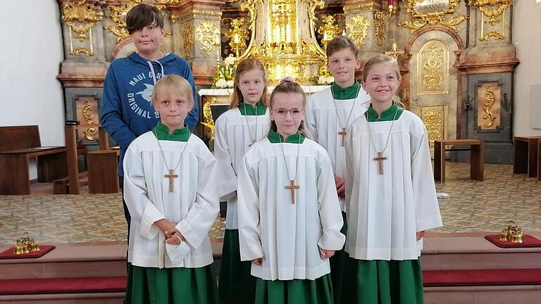 Die neuen Ministranten (von links): Sebastian Kujawa, Leni Schwörer, Sindy Breitenbach, Leander Wagner, Helene Marold und der verabschiedete Ministrant Ben Bär. Die neuen Ministranten (von links): Sebastian Kujawa, Leni Schwörer, Sindy Breitenbach, Leander Wagner, Helene Marold und der verabschiedete Ministrant Ben Bär.