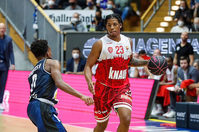 Verkehrtes Spiel: Würzburgs Desi Rodriguez dribbelt den Ball gegen T.J. Shorts. Am Sonntag verteidigte der Würzburger Flügelspieler auch häufig gegen den kleinen Point Guard. Verkehrtes Spiel: Würzburgs Desi Rodriguez dribbelt den Ball gegen T.J. Shorts. Am Sonntag verteidigte der Würzburger Flügelspieler auch häufig gegen den kleinen Point Guard.