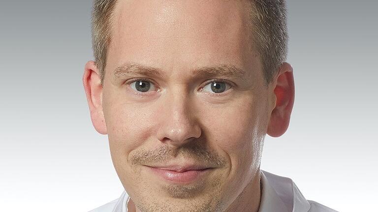 Professor Frank Breuckmann fängt am 1. Dezember 2021 in der Klinik Kitzinger Land als Chefarzt an. Er ist der Nachfolger von Dr. Wolfgang Karmann. Professor Frank Breuckmann fängt am 1. Dezember 2021 in der Klinik Kitzinger Land als Chefarzt an. Er ist der Nachfolger von Dr. Wolfgang Karmann.