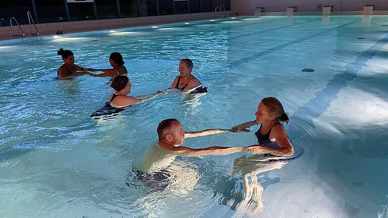 Übung zur Armkoordination: Michaela Krug (im Wasser vorne rechts) bringt im Arnsteiner Hallenbad seit Herbst sieben Erwachsenen das Schwimmen bei. Übung zur Armkoordination: Michaela Krug (im Wasser vorne rechts) bringt im Arnsteiner Hallenbad seit Herbst sieben Erwachsenen das Schwimmen bei. 