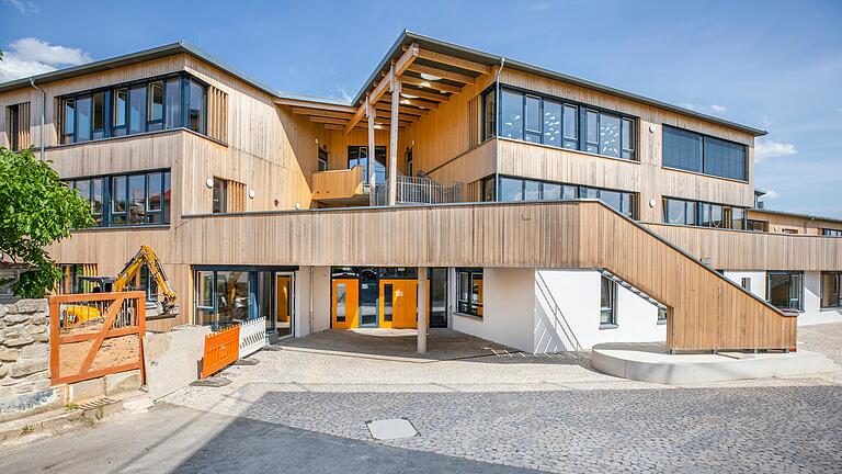 Moderner Neubau mit ansprechender Holzfassade: Am Samstag findet die offizielle Einweihung des neuen Schulhauses der Haßfurter Waldorfschule statt.