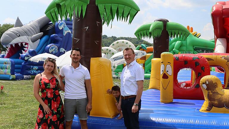 Roy Sperlich und seine&nbsp;Familie betreiben das 'Happy-Wonder-Land'. Mit Bürgermeister Peter Juks wurde eine Bilanz über den Aufenthalt in Ochsenfurt gezogen.