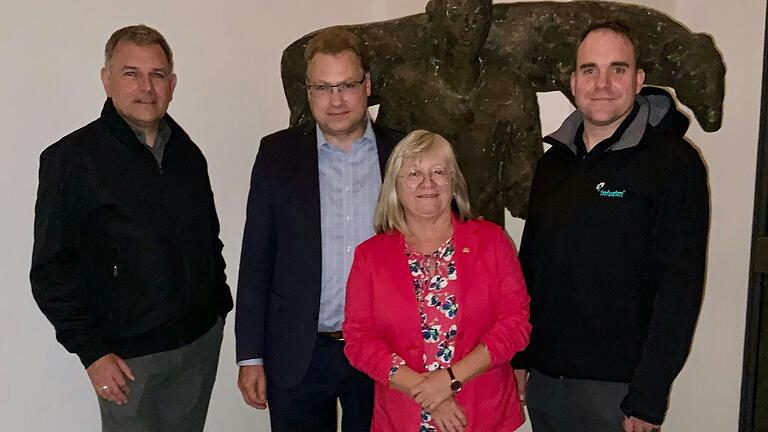 Von rechts der neue Vorstand mit David Hock, Michaela Wettering (Vorstandsmitglied), Simon Kuttenkeuler (2. Vorsitzender) und Peter Göttke (Geistlicher Berater). Von rechts der neue Vorstand mit David Hock, Michaela Wettering (Vorstandsmitglied), Simon Kuttenkeuler (2. Vorsitzender) und Peter Göttke (Geistlicher Berater).