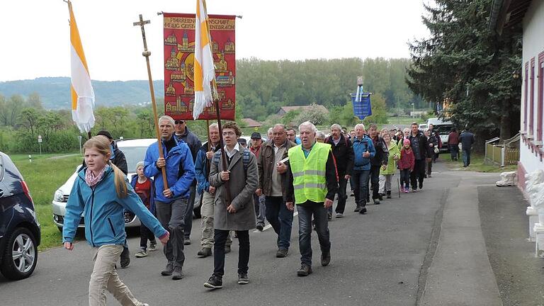 Wallfahrt nach Maria Limbach       -  (ki)   Ihre traditionelle Maiwallfahrt nach Maria Limbach führte die Pfarreiengemeinschaft &bdquo;Heilig Geist Rauhenebrach&ldquo; am Maifeiertag durch. In diesem Jahr nahmen rund 120 Gläubige aus den verschiedenen Ortsteilen Rauhenebrachs daran teil. Schon um 7 Uhr morgens hatten sich die Wallfahrer an der Kirche in Fabrikschleichach eingefunden, um von dort gemeinsam loszuziehen. Die Fußwallfahrt führte zunächst über die Kreisstraße den Berg hinauf. Danach ging es durch den Wald über Neuschleichach nach Unter- und nach Oberschleichach. Nach einer kurzen Rast im Oberschleichacher Wald zogen die Wallfahrer auf der insgesamt etwa 20 Kilometer langen Strecke weiter in Richtung Limbach. Mit Gebeten und Marienliedern zogen die Wallfahrer durch den Ort hinauf zur Kirche Maria Limbach. Anschließend feierte man in dem nach Plänen von Balthasar Neumann errichteten Gotteshaus einen gemeinsamen Festgottesdienst, der von Pfarrer Kurt Wolf zelebriert wurde. Musikalisch wurde der Bittgang wieder von der Blaskapelle &bdquo;Rauhe Ebrach&ldquo; mitgestaltet. Die Orgel beim anschließenden Gottesdienst spielte Richard Kundmüller aus Spielhof.