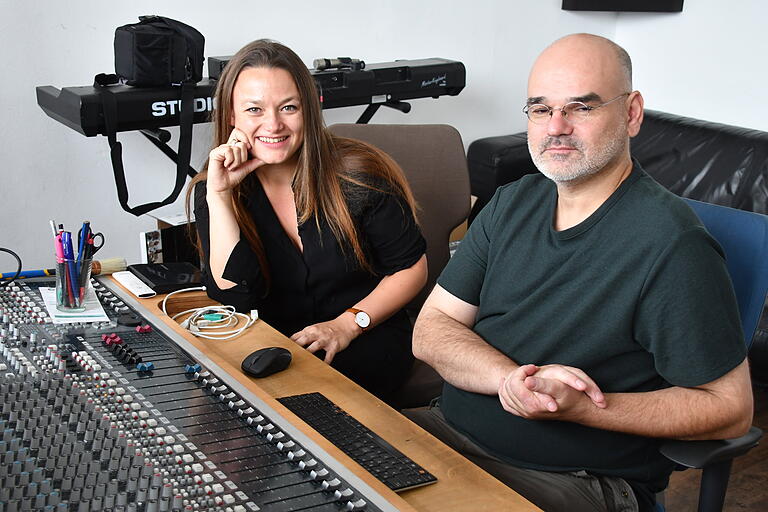 Sylvia Baumann mit Produzent Jürgen Daßing vor dem Mischpult, an dem aus bis zu 180 einzelnen Tonspuren die zehn Songs der ersten CD entstanden. Sylvia Baumann mit Produzent Jürgen Daßing vor dem Mischpult, an dem aus bis zu 180 einzelnen Tonspuren die zehn Songs der ersten CD entstanden.