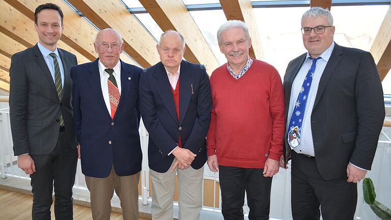 Die Ehrung im Bild: Landrat Florian Töpper, Andreas Engert im Beisein seines Sohnes Joachim, Rainer Patzke (Anreger der Auszeichnung) und Bürgermeister Willi Warmuth.