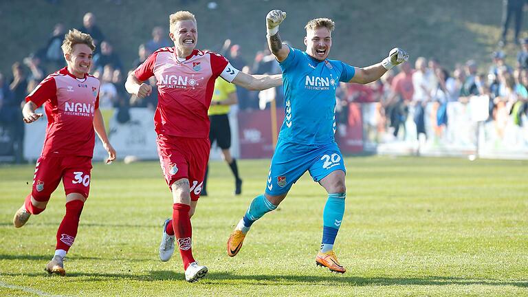 Lukas Wenzel (rechts) sicherte dem TSV Aubstadt mit seinen drei gehaltenen Elfmetern den Sieg im Pokal-Halbfinale gegen den TSV 1860 München. Gefeiert wird er direkt nach dem Elfmeterschießen von Philipp Harlaß (links) und Steffen Behr (Mitte).