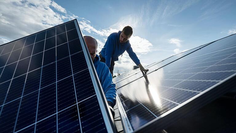 Bayerns Ministerpräsident Markus Söder (CSU) wollte Solaranlagen auf staatlichen Gebäuden stark ausbauen. Doch die Realität bleibt hinter den ehrgeizigen Zielen deutlich zurück.